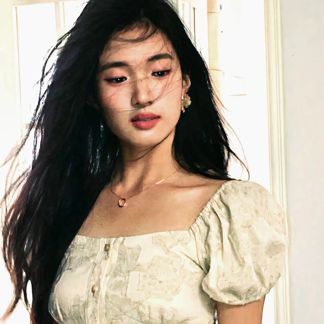 穿黄睡衣的女孩